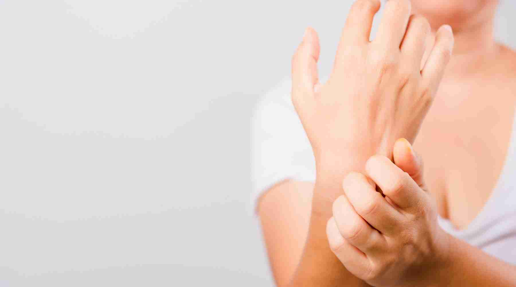 Right Hand Itching: What Does It Mean?